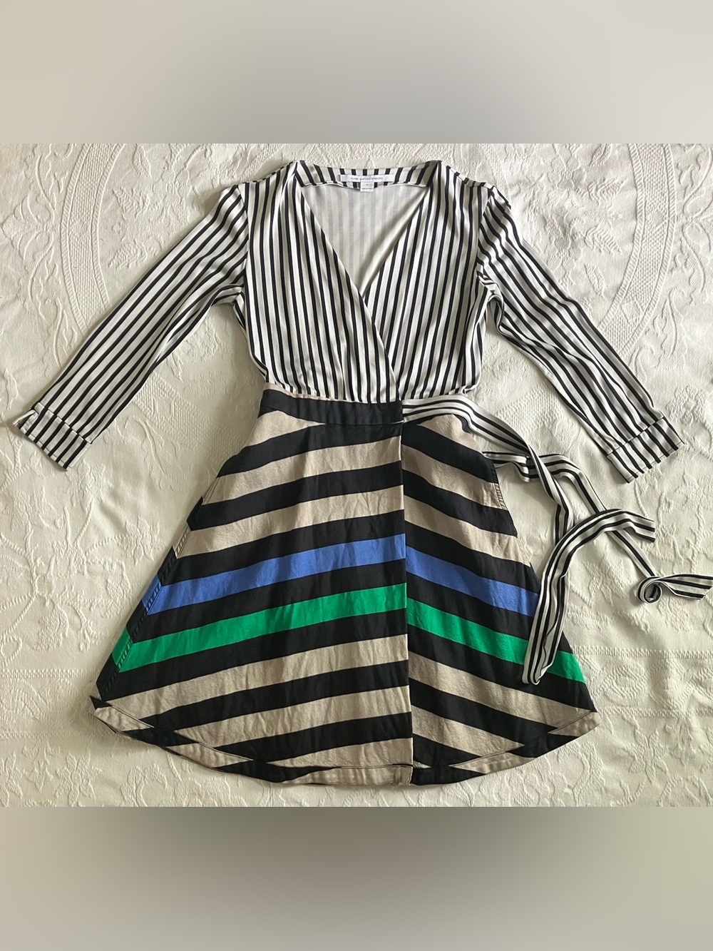 DVF | Diane von Furstenberg | Silk | Wrap Dress | Size 6 | Pockets